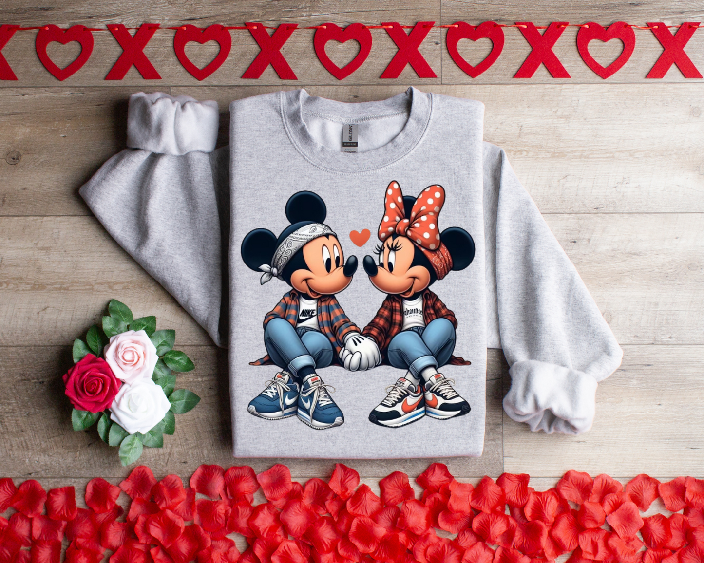 Love is in the air Mickey and Minnie